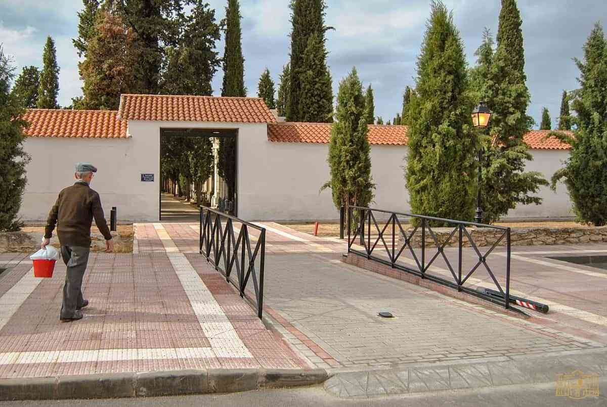 Habilitan gran zona de aparcamiento en el cementerio municipal de Tomelloso durante festividad de Todos los Santos