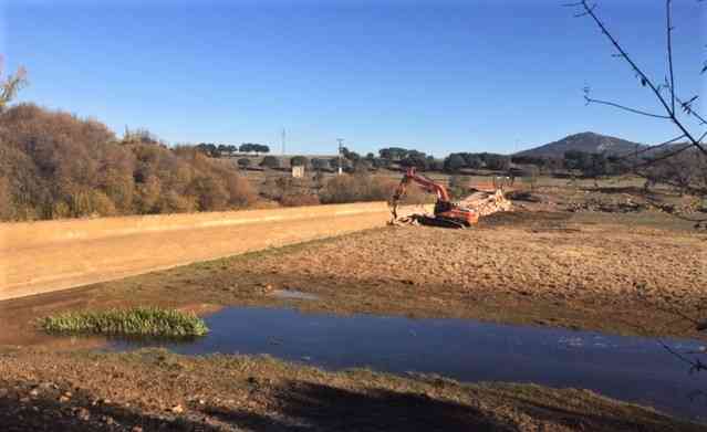 La Confederación Hidrográfica del Guadiana inicia los trabajos de desmantelamiento de la presa de Los Jarales