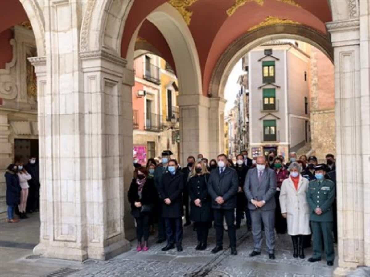 Ante el asesinato de una vecina de Cuenca a manos de su pareja, el ayuntamiento decreta 3 días de luto