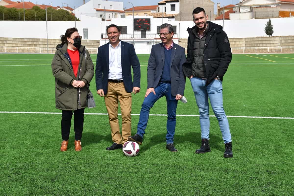 Renovado el césped artificial del campo de fútbol municipal «El Carrascal» de Motilla del Palancar con inversión de 168.000 euros