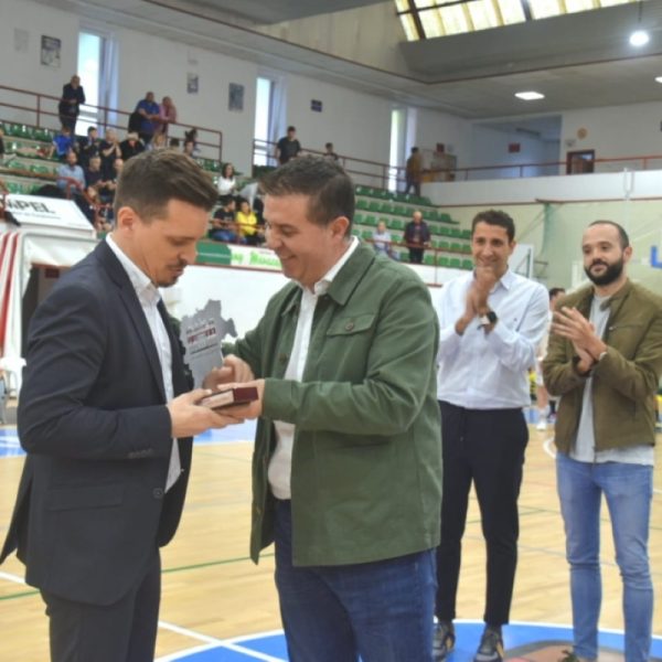 Rubén Perelló estrenador del CB Almansa recibe el Premio Provincial al Deporte a la Mejor Labor Técnica