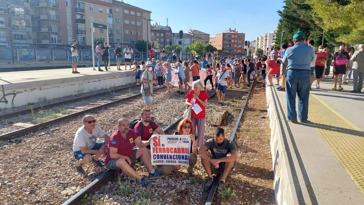 Emoción y reivindicación marcan el último servicio ferroviario Aranjuez-Cuenca que pone fin a 139 años de historia