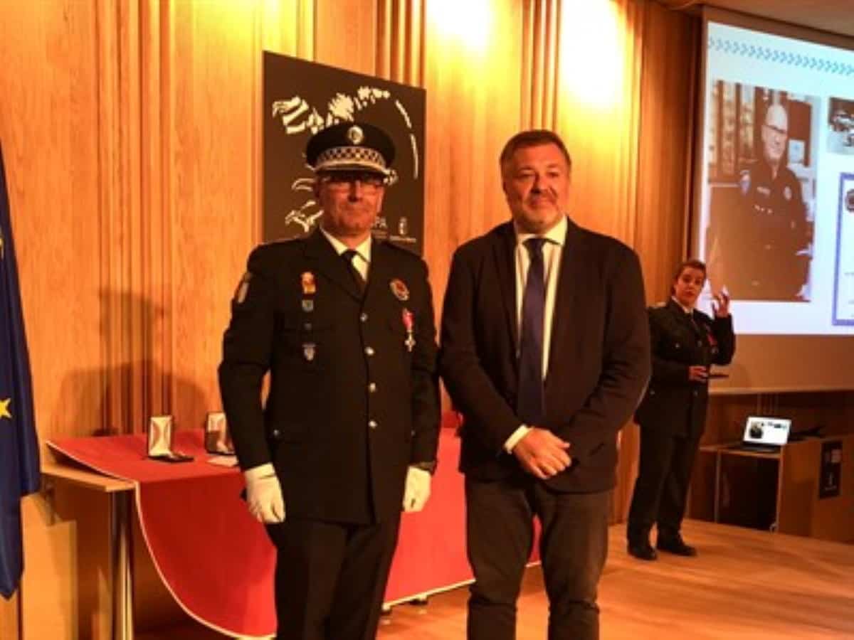Agentes condecorados durante la festividad de San Miguel Arcángel patrón de la Policía Local de Cuenca