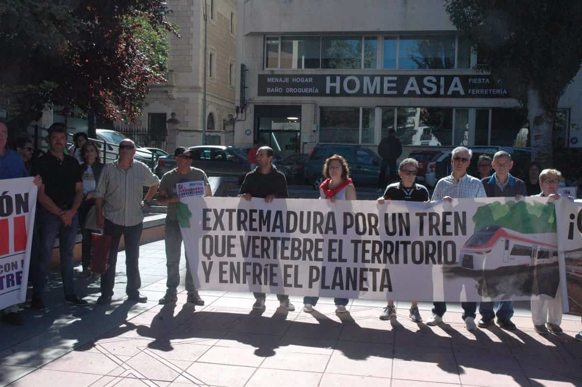 Más de 200 personas reivindican los trenes regionales y reclaman el regreso de la línea Madrid-Cuenca-Valencia