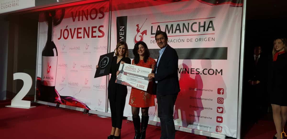Caballero ha entregado el premio Solidario “Jóvenes 2021 Comunicación” a la periodista Victoria Arnau