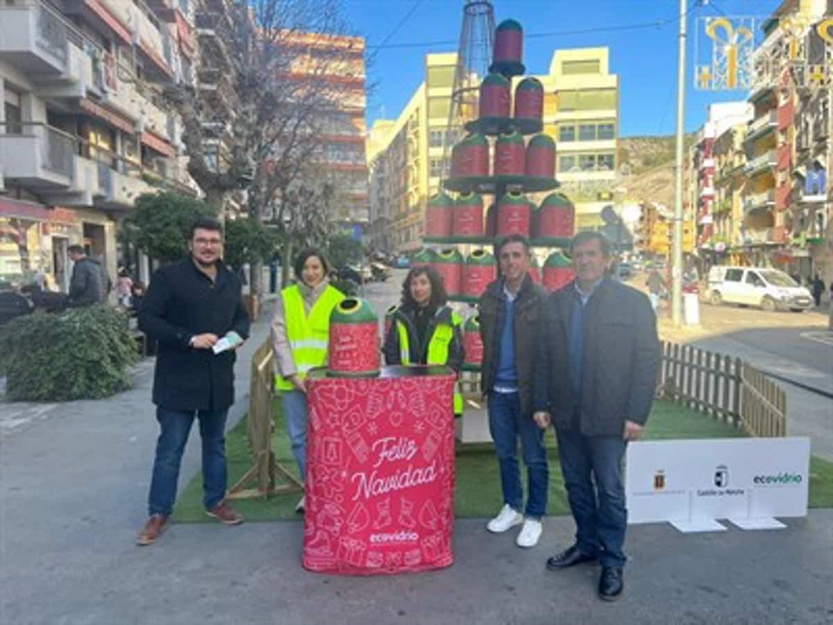 Campaña de sensibilización sobre la importancia del reciclaje de envases de vidrio durante las celebraciones de Navidad en Cuenca