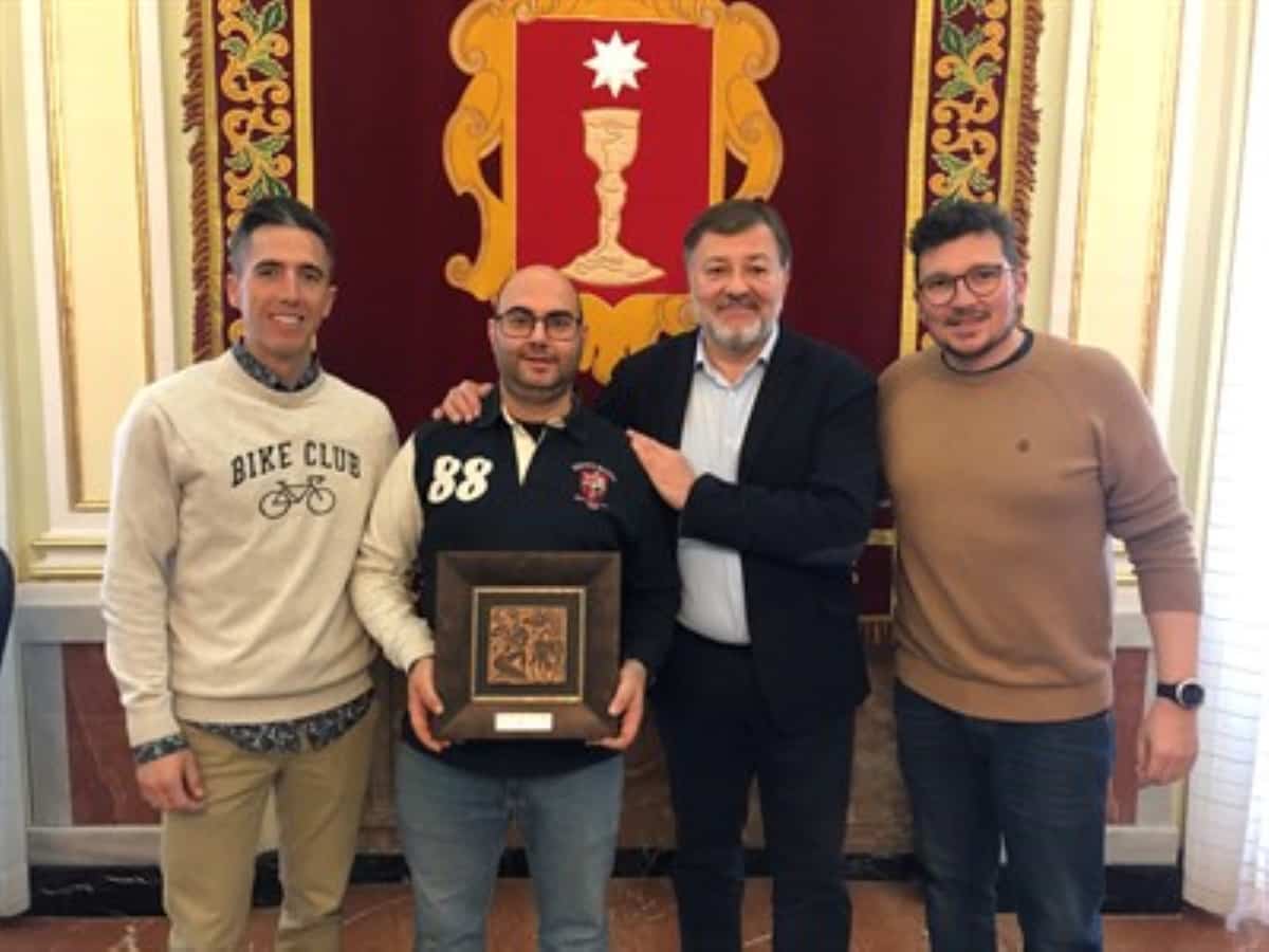Javier Benayas que dejó el cargo de presidente de la Asociación de Peñas Mateas en 2022 recibió una placa conmemorativa del Ayto. de Cuenca