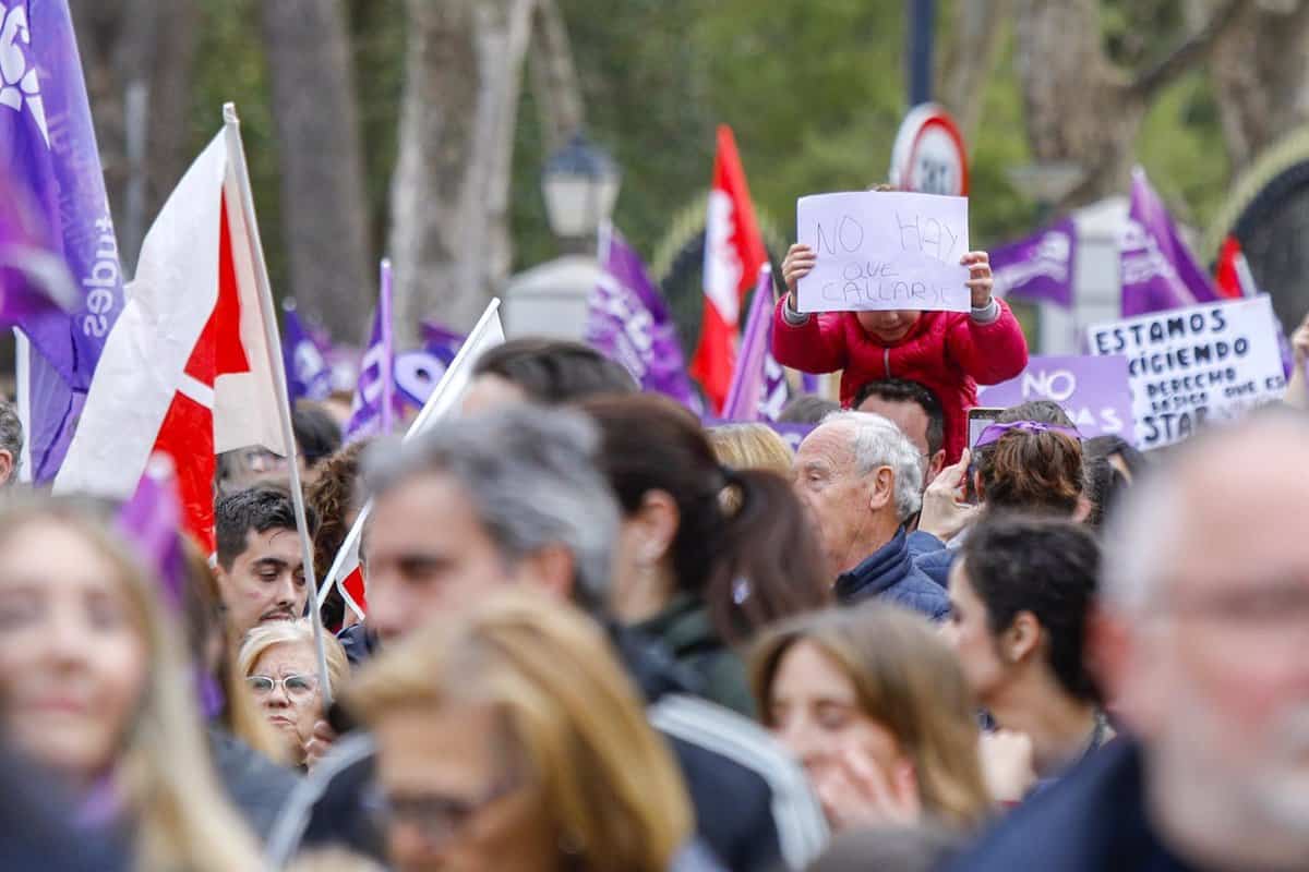 El movimiento feminista de CLM se muestra masivo en las calles y opaca la controversia política del día de las reivindicaciones.