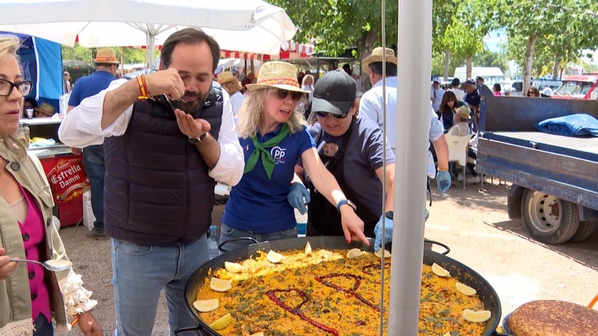 Núñez se impulsa en la primera semana de campaña gracias a la fuerza del cambio, disfrutando de paellas y de un baño de masas con Aznar.