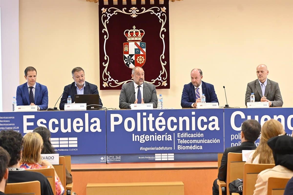 La Escuela Politécnica de la UCLM acoge a la primera promoción de Ingeniería Biomédica, ampliando su oferta educativa.