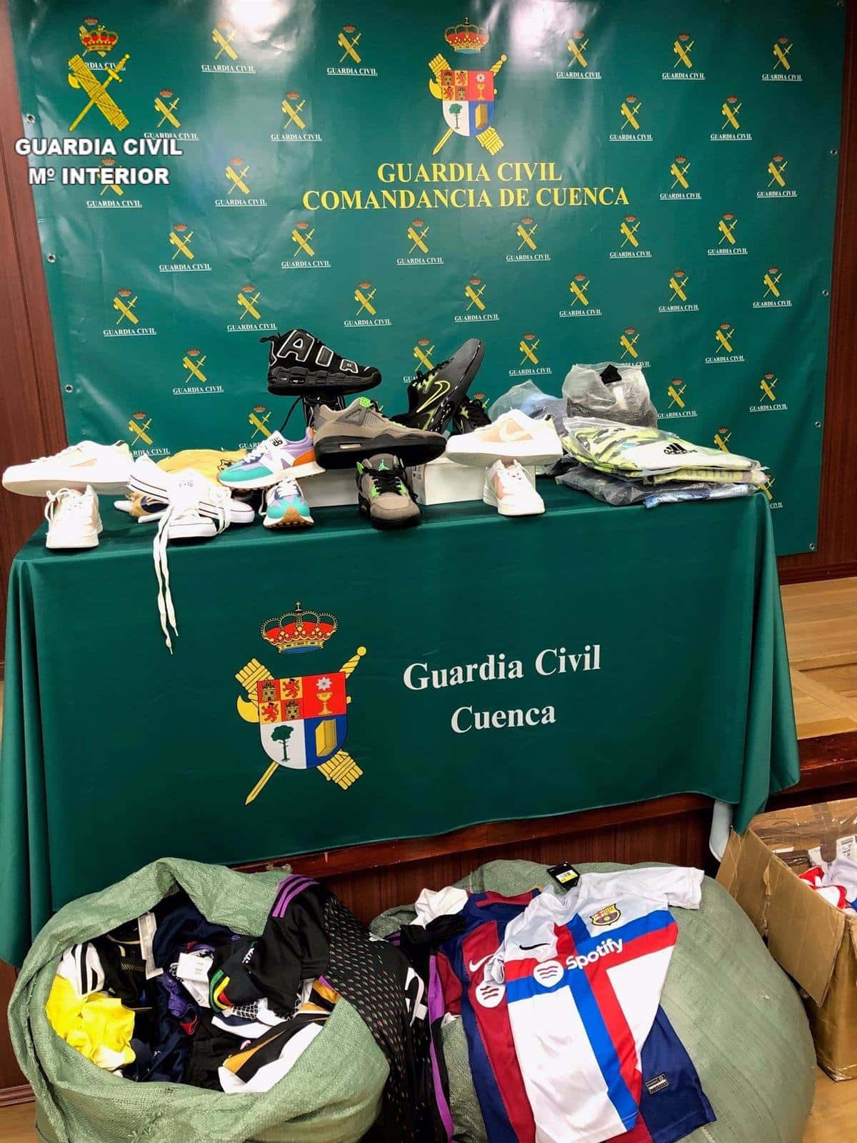 La Guardia Civil de Cuenca interviene en el mercadillo de Tarancón, confiscando más de 700 artículos falsificados.