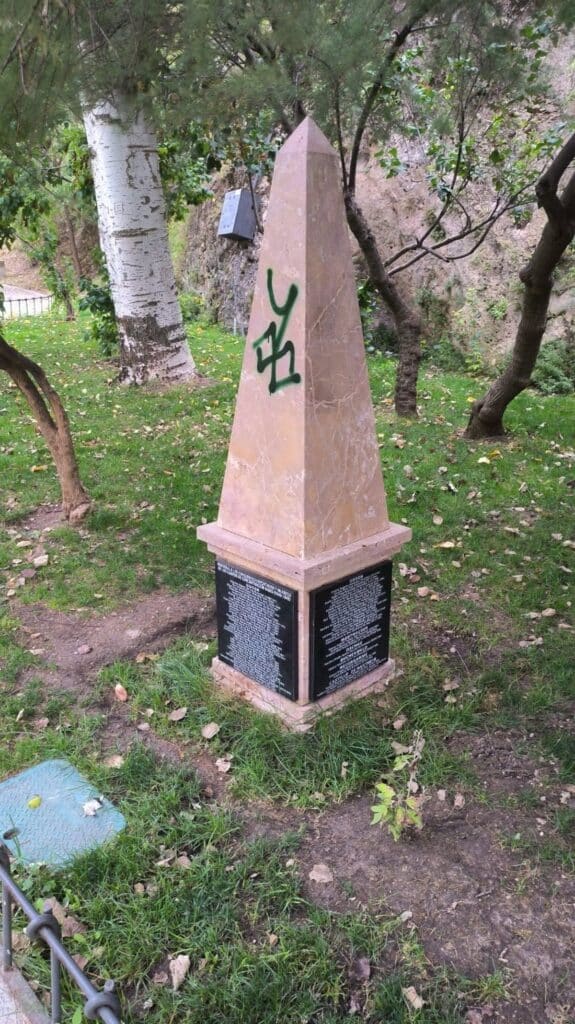 Pintadas vandálicas en monumento a conquenses en campos nazis denunciadas en Cuenca: Exigen investigación