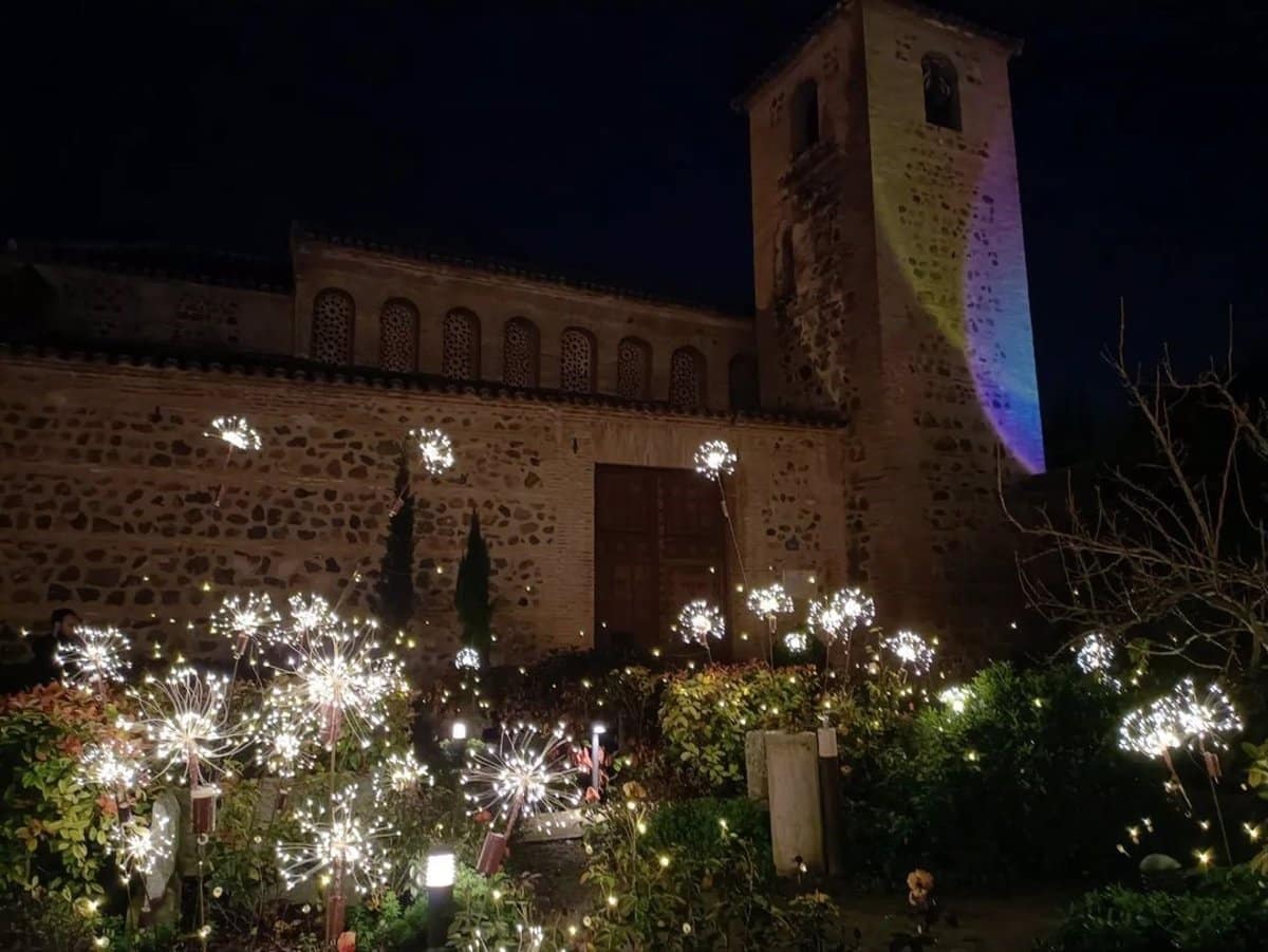 Inauguración del Mercado Navideño en el Jardín de San Lucas de Toledo: Un Espectáculo de Luz con Más de Mil Bolas Iluminadas