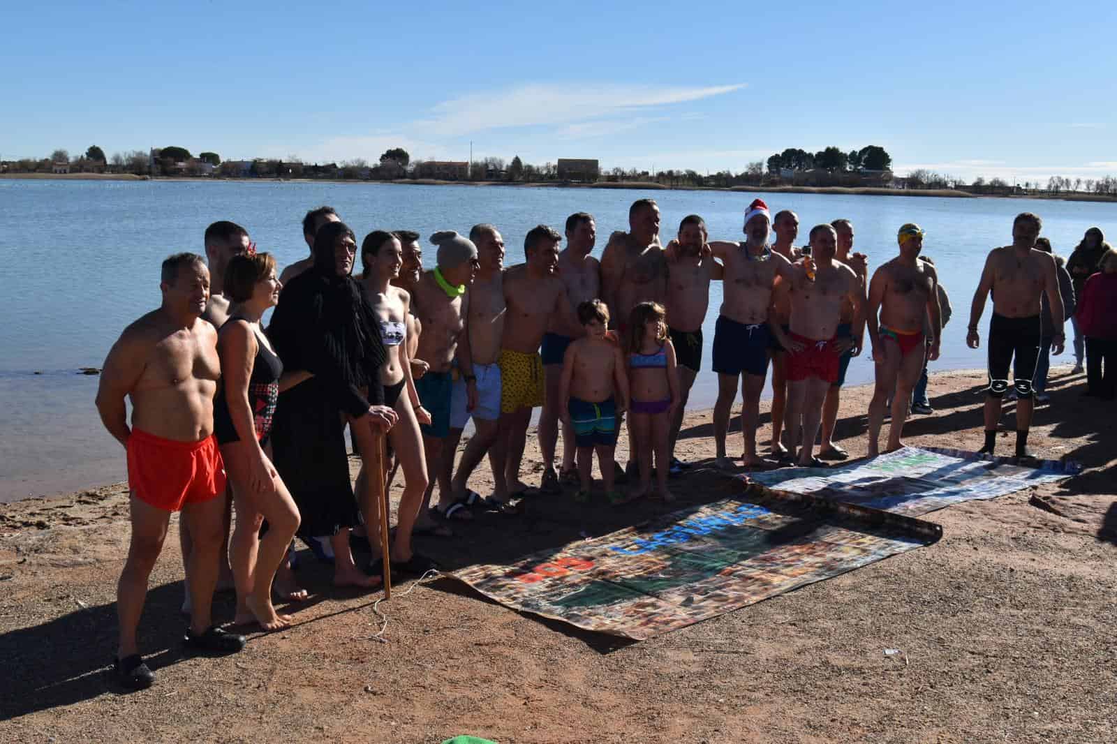 Más de una veintena de bañistas, sin miedo al frío, apuestan por mejorar las Lagunas de Villafranca y su entorno natural