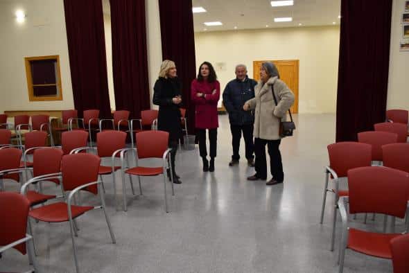 El Gobierno regional invierte en renovar la iluminación de la Casa de la Cultura de Torrejoncillo del Rey y se adhiere a la Red de Artes Escénicas.