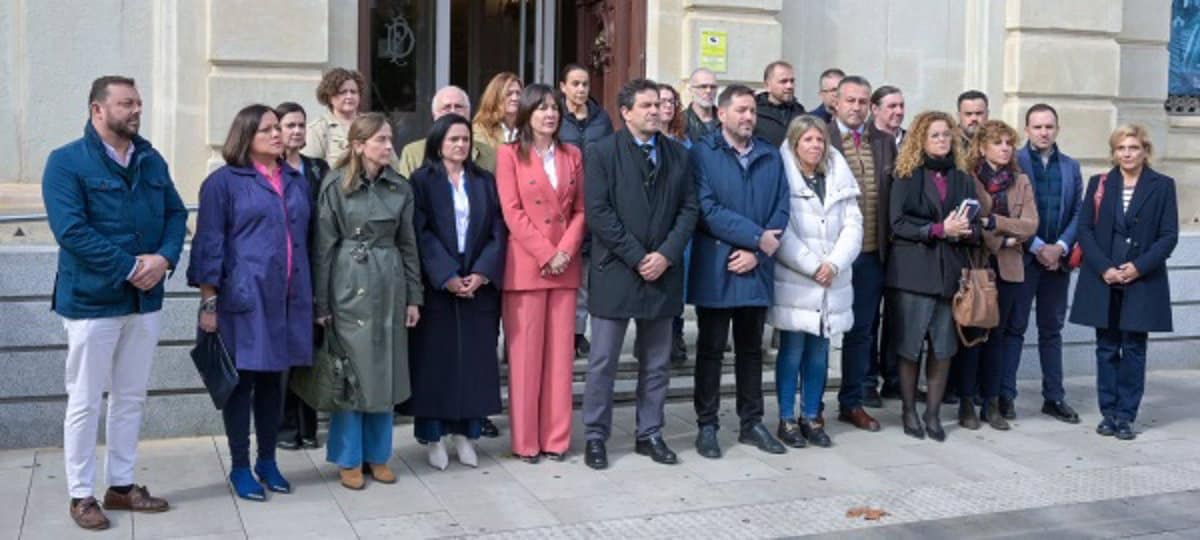 Castilla-La Mancha se une al minuto de silencio por las víctimas de la DANA, convocado por la FEMP en homenaje a los fallecidos.