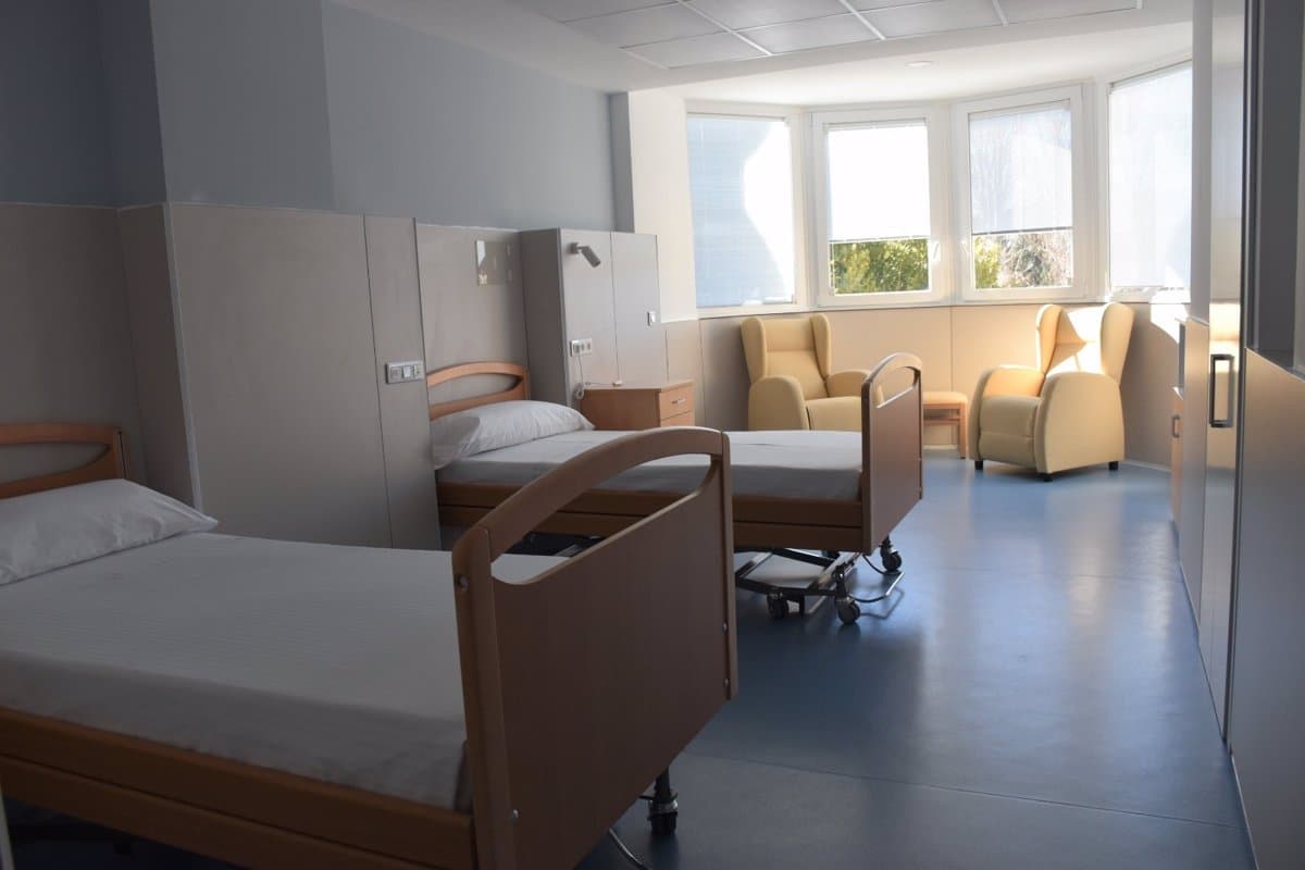 La reforma total de la residencia ‘Las Hoces’ en Cuenca concluirá en agosto de 2026, según anuncia Page