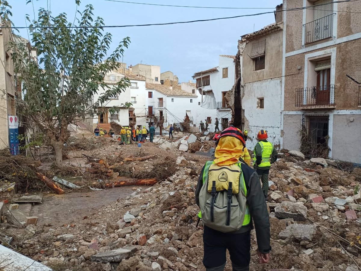 Los efectivos del Infocam en Letur y Mira retiran escombros y apoyan en labores de rescate en la zona afectada.