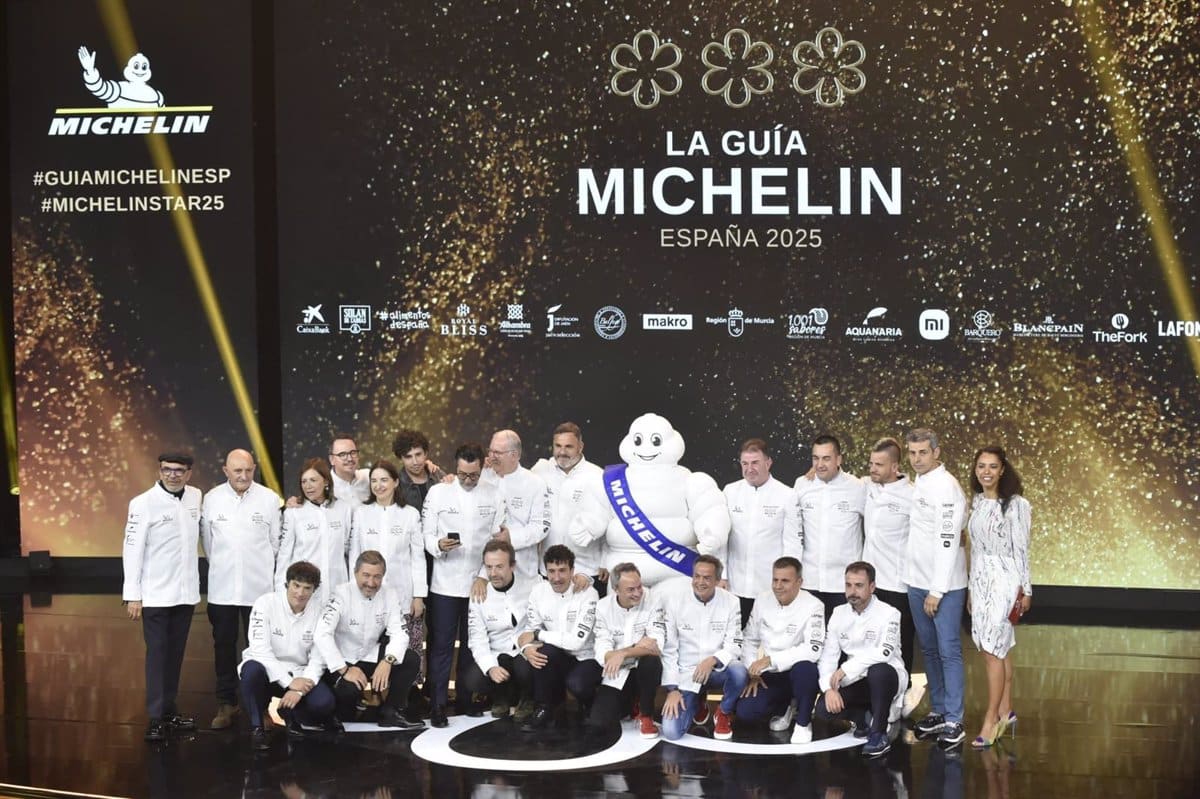 Michelin reconoce a Jesús Segura y Rubén Sánchez, y a Cris Díaz como mejor jefa de sala en un evento gastronómico destacado.