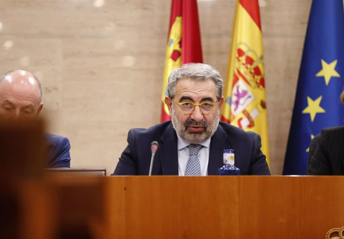 Sanz defiende las cuentas del 2025 como una mejora en sanidad en C-LM, mientras que PP y Vox las consideran insuficientes.