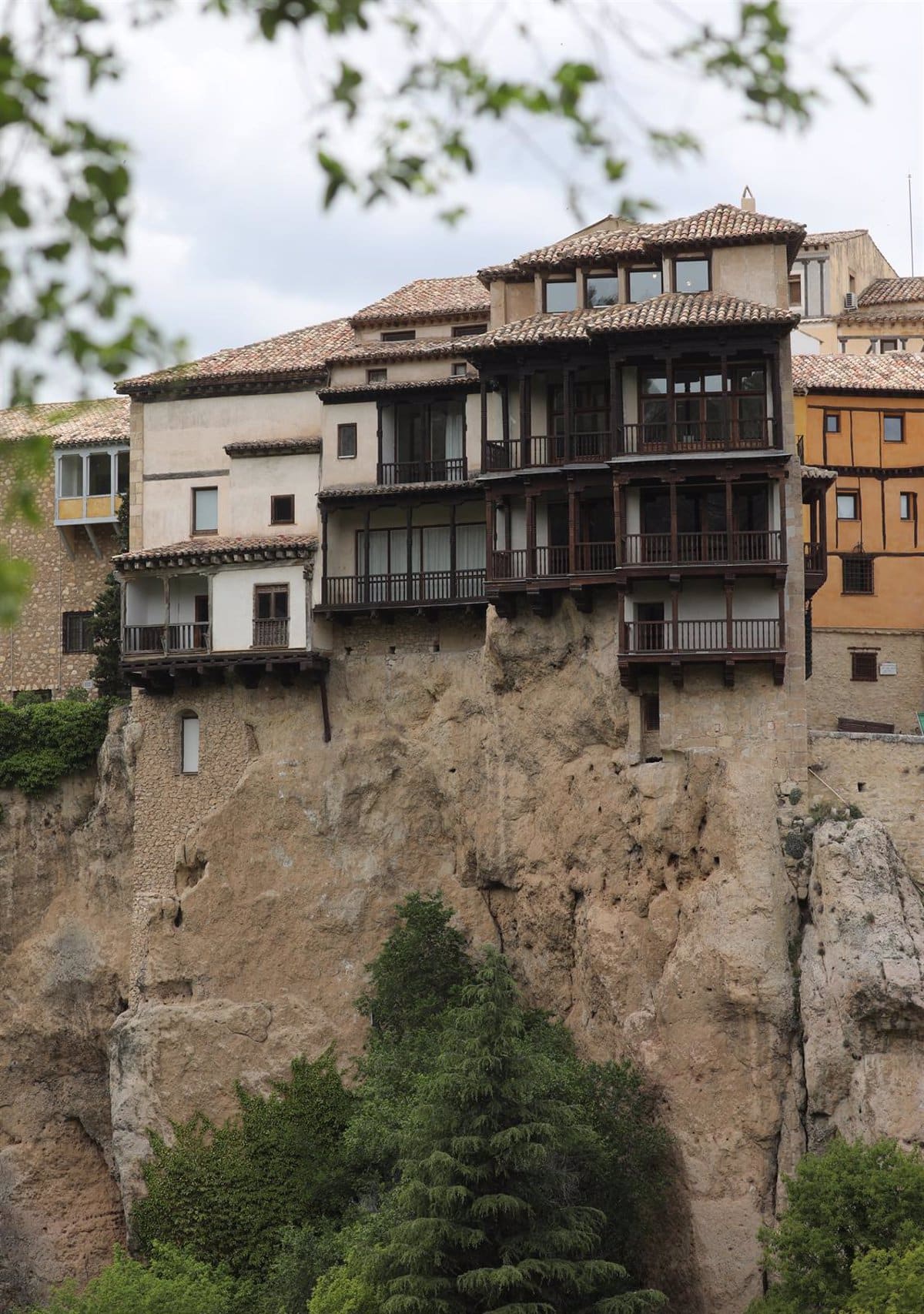 Cuenca aprueba la ordenanza fiscal que bonifica a vehículos ‘eco’ y cero emisiones para fomentar la sostenibilidad ambiental.