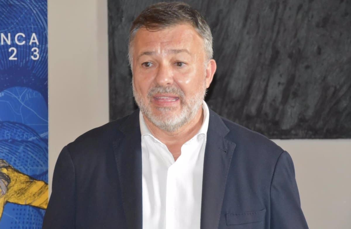 El alcalde de Cuenca confía en que los autobuses eléctricos y lanzaderas al AVE comiencen a operar en enero