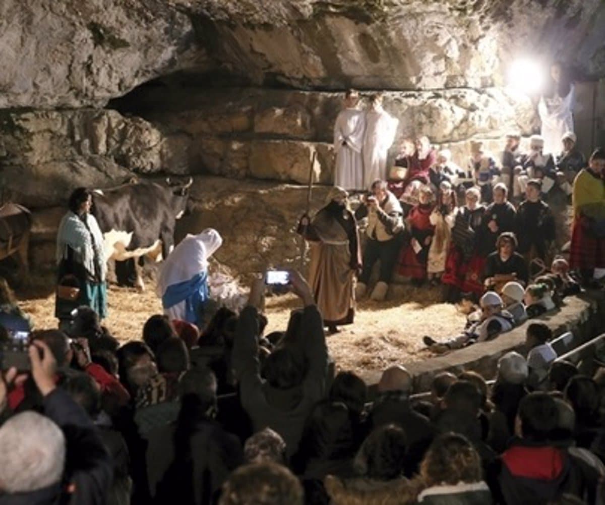 La Junta Fomenta un Documental sobre el Belén Viviente de Vega del Codorno Tras Su Declaración como BIC