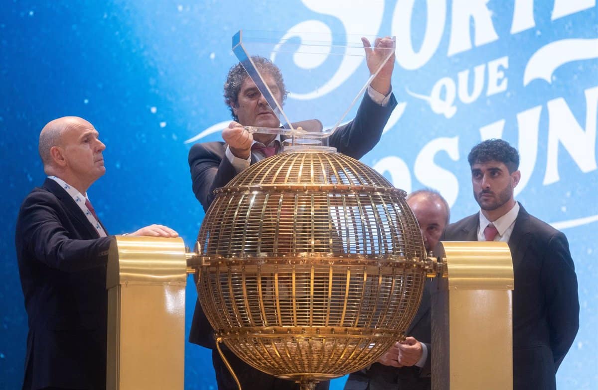 La administración Puerta de Valencia celebra la venta de un cuarto y un quinto premio en la lotería de Cuenca.