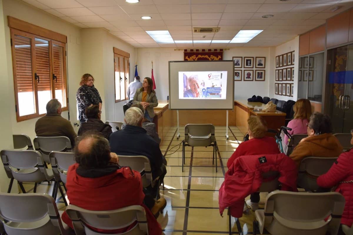 Más de diez vecinos de Ledaña se interesan por el servicio ‘Tu Comida en Casa’ para facilitar sus compras diarias.