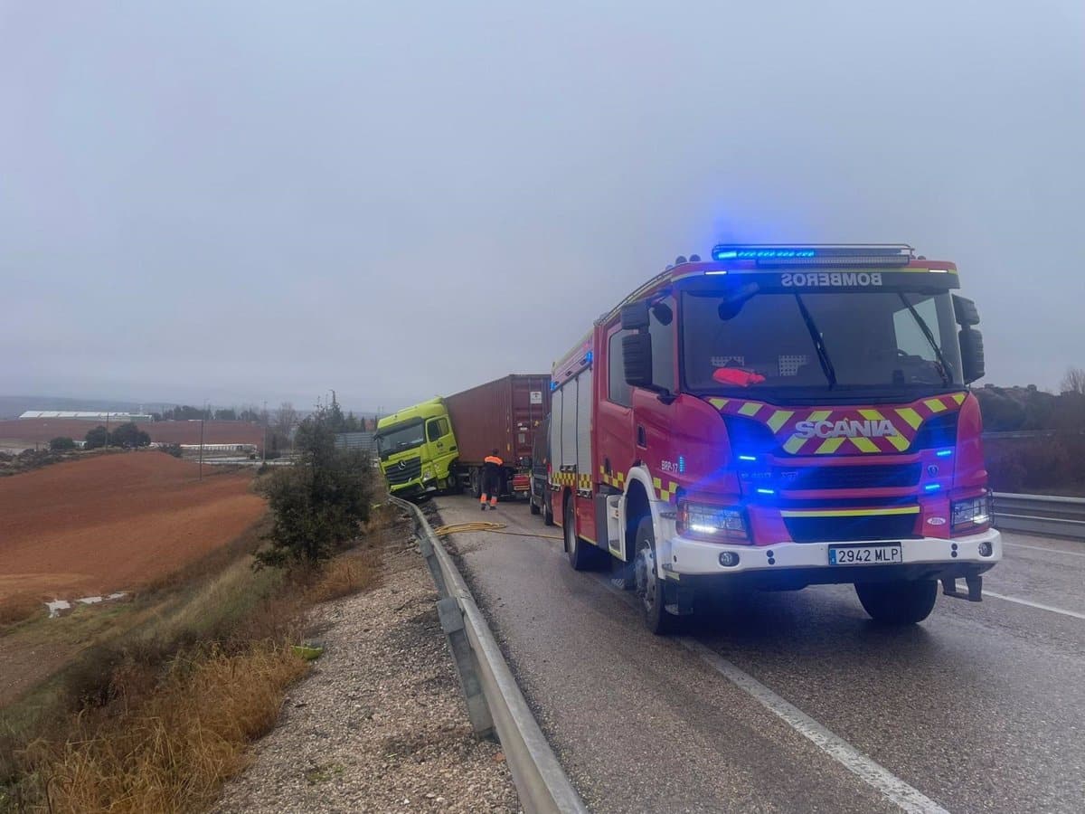 Accidente de camión tráiler en Cuenca ocasiona derrame de combustible en la N-320, generando alerta en la zona