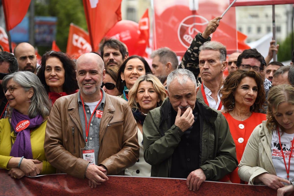 CCOO y UGT se concentran para denunciar el «oportunismo» que amenazó el decreto ‘ómnibus’ este domingo en defensa de los derechos laborales.