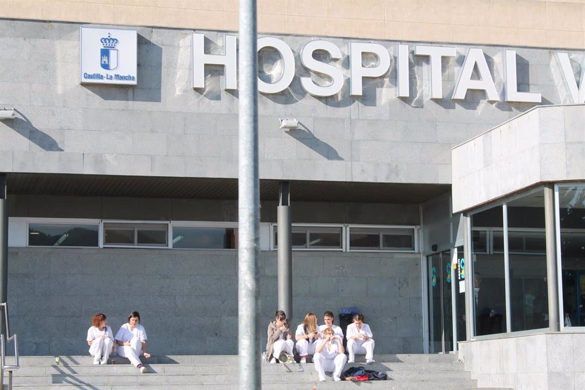 Trabajador de 63 años herido tras caer de un andamio en una obra en Cuenca es trasladado al hospital para recibir atención médica.
