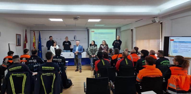 Un grupo de 35 voluntarios de Protección Civil, agentes de policía local y bomberos asisten a dos cursos sobre el uso del DEA y mantenimiento de vehículos.