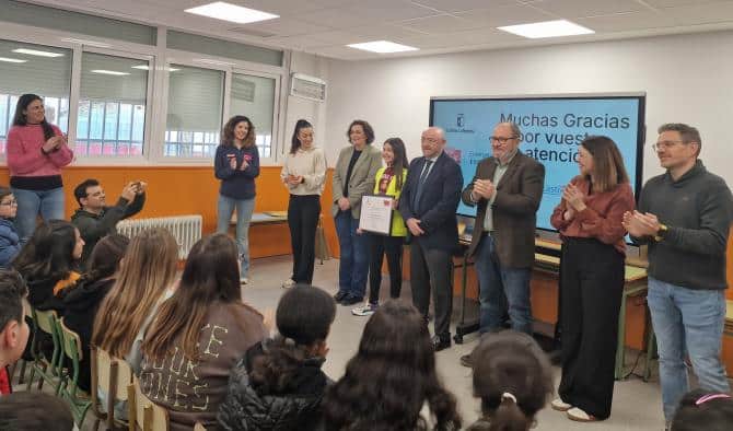 Visita del Servicio 1-1-2 al colegio ganador en Quintanar del Rey