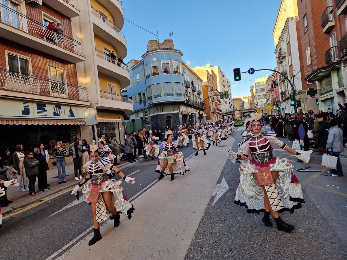 Los Dementes de Mota y El Chaparral de Las Mesas deslumbran en el Desfile de Carnaval de Cuenca este sábado