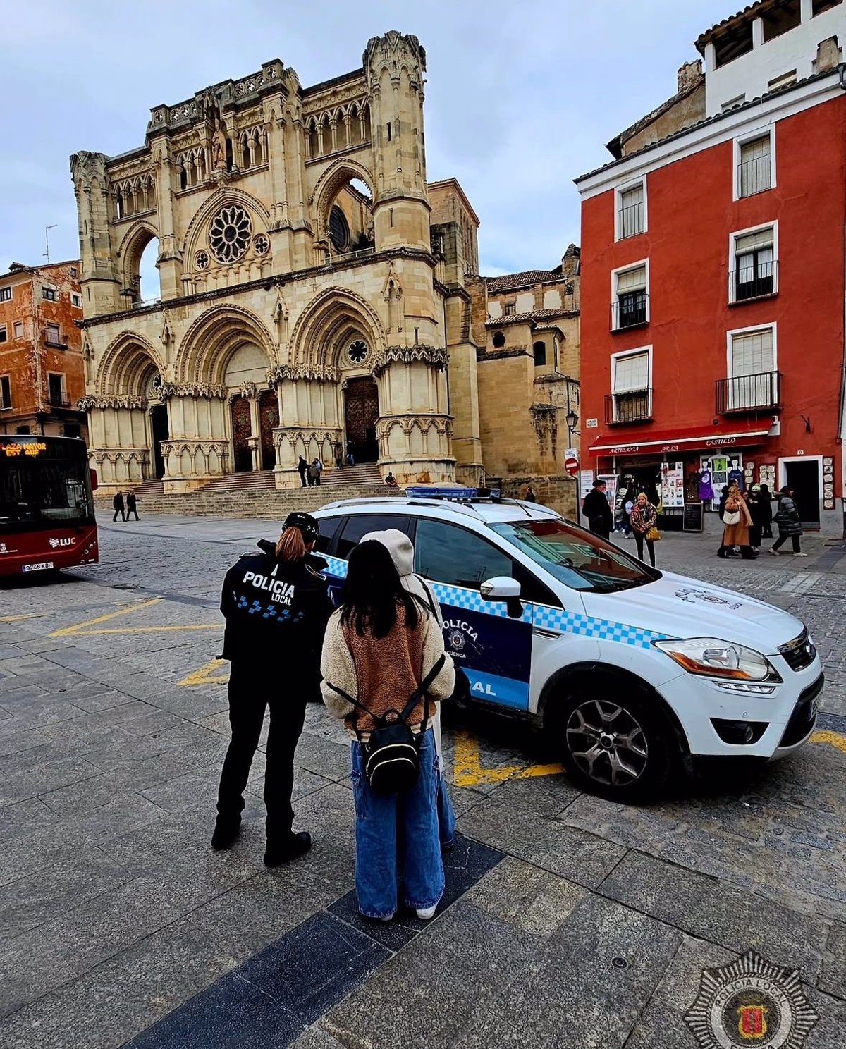 Denuncian a un aparcacoches no autorizado en Cuenca, entre 62 avisos del fin de semana por infracciones similares