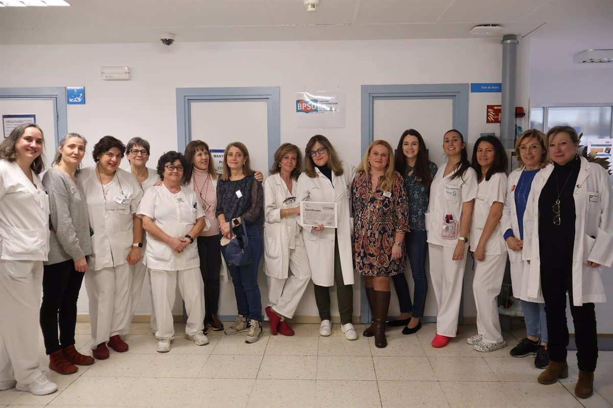 Enfermeras de la GAI de Cuenca reciben premio por su guía de apoyo a adultos con ostomía