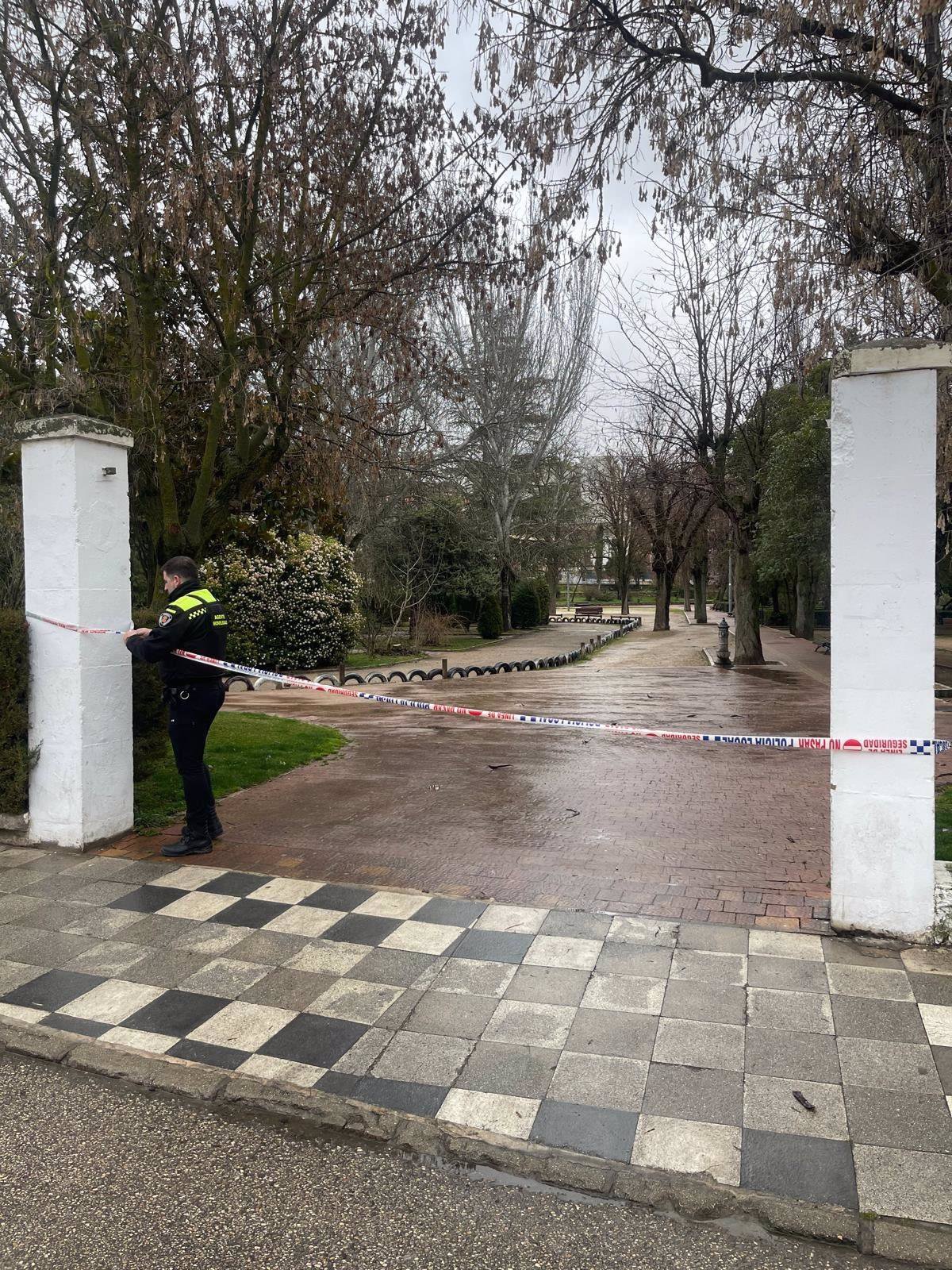 Precintados los parques de Cuenca por alerta de vientos y lluvia tras la llegada de Jana
