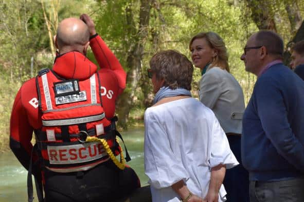 Bomberos de la región y efectivos de la UME se forman en Cuenca sobre técnicas de rescate acuático