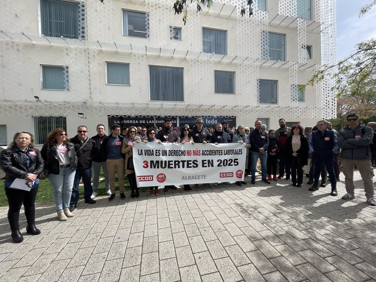 Los sindicatos se concentran frente a la sede de FEDA en protesta por el fallecimiento de un trabajador en Villarrobledo