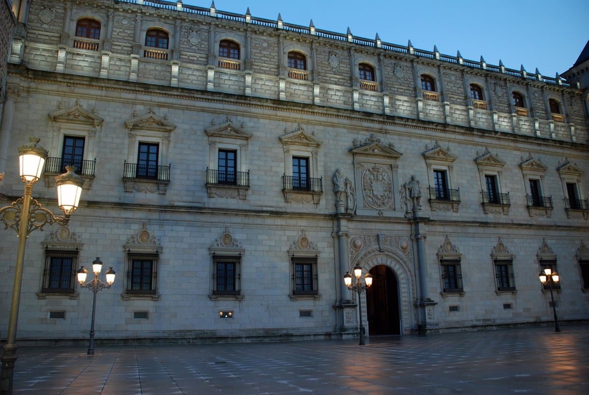 El Alcázar de Toledo acoge un acto de relevo de la guardia y arriado de bandera
