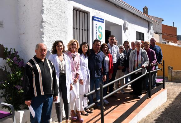 El Gobierno regional y el Ayuntamiento de Casas de Garcimolina inauguran el nuevo consultorio médico de la localidad.