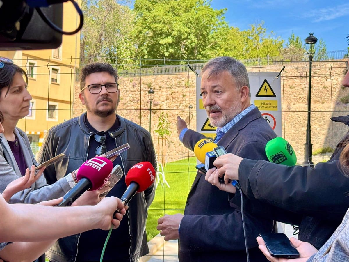 La recepción del paso peatonal del puente de la Trinidad en Cuenca se retrasa a petición de los vecinos