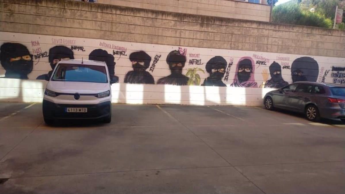 Vandalismo islamófobo en el mural dedicado a las mujeres históricas de la Facultad de Trabajo Social de Cuenca