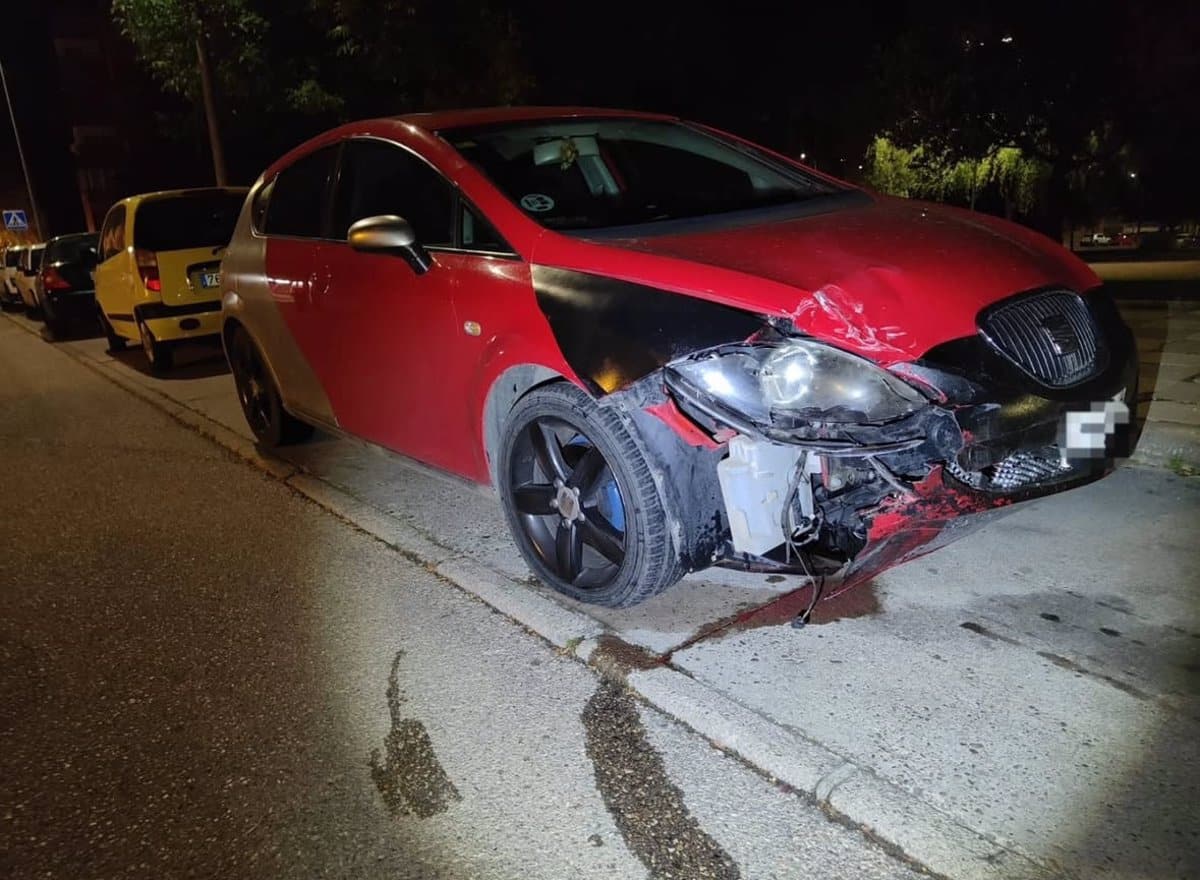 Accidente entre dos vehículos causa daños al mobiliario urbano en la calle Río Turia de Cuenca