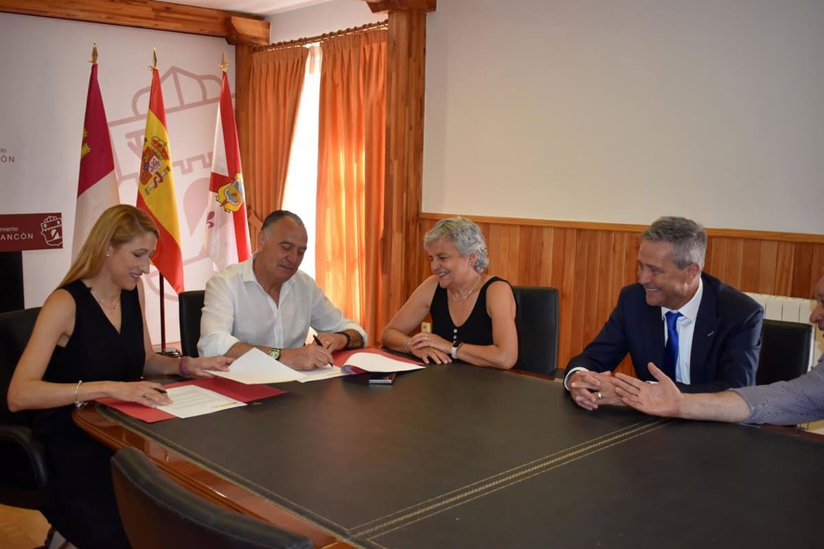 La DGT y el Ayuntamiento de Tarancón firman un convenio para informatizar los exámenes teóricos de conducir