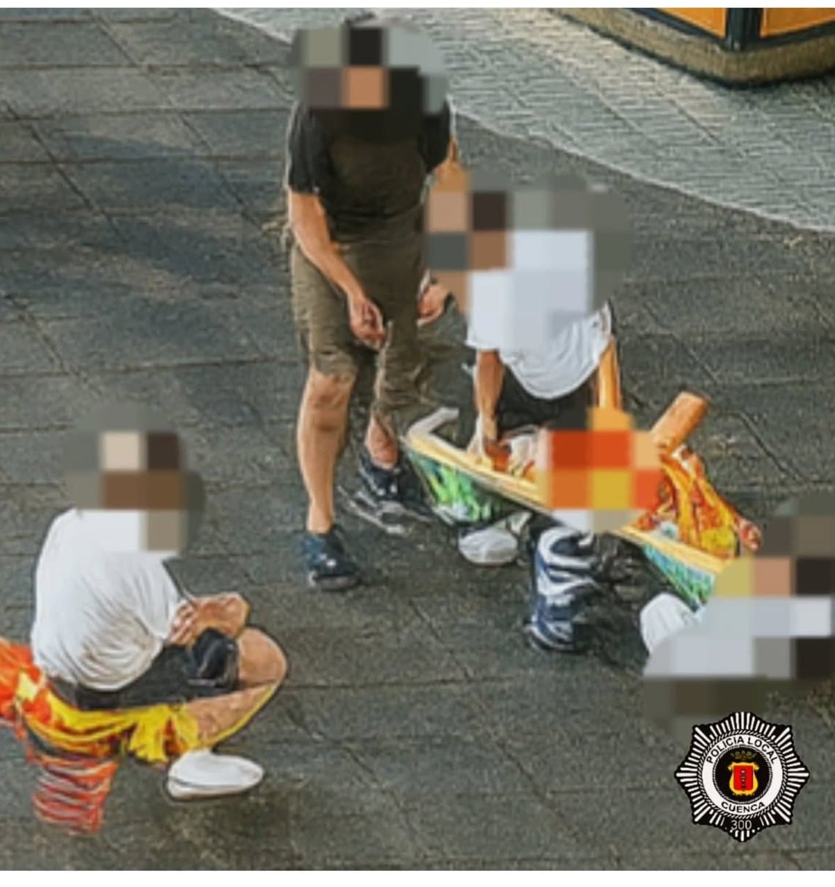 La Policía Local investiga a cuatro personas por vandalizar el área infantil de la Plaza de la Constitución en Cuenca