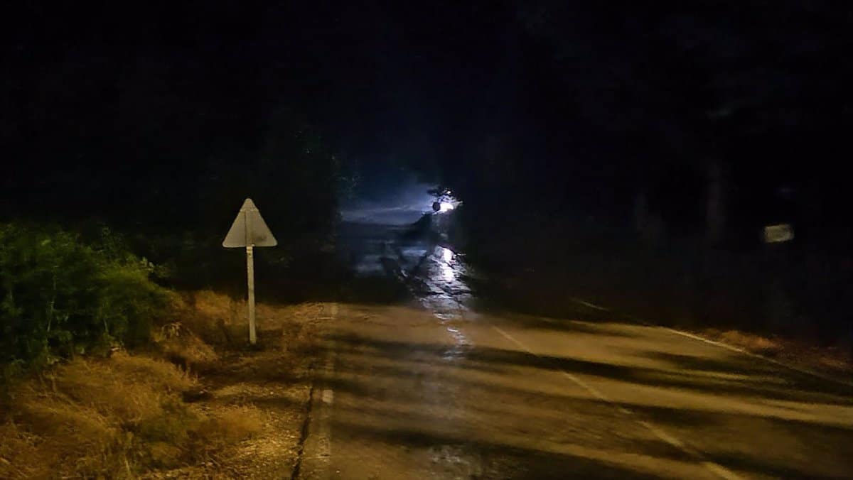 Las tormentas obligan al rescate de personas atrapadas por la crecida de los cauces fluviales en Arcos de la Sierra