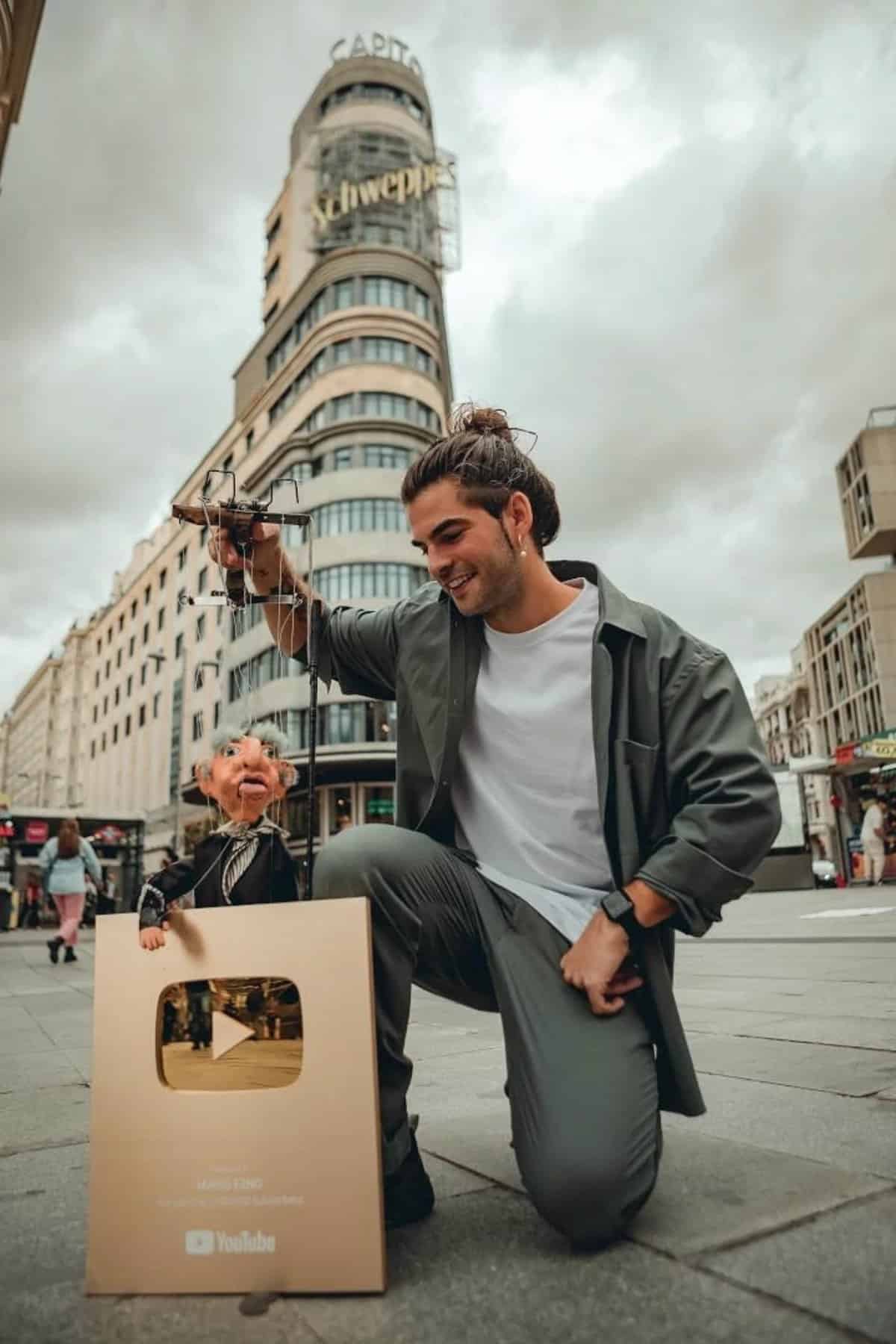 Mario Ezno alegra al mundo prestando su alma al comediante Manolo Bolaños a través de sus hilos marionetísticos