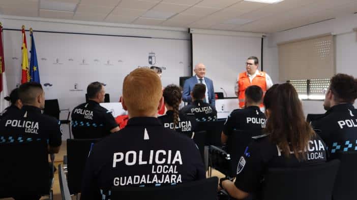 Más de 40 agentes de policía de la región reciben capacitación en reanimación cardiopulmonar y manejo de desfibriladores automáticos.